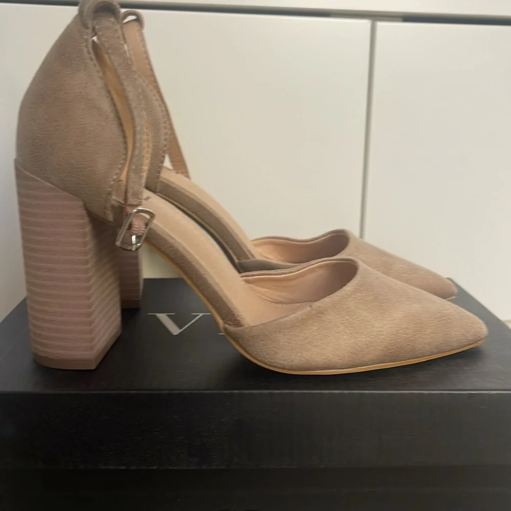 NWT - Vici - Jolie Faux Suede Pointed Strap Heels - Picture 4 of 5